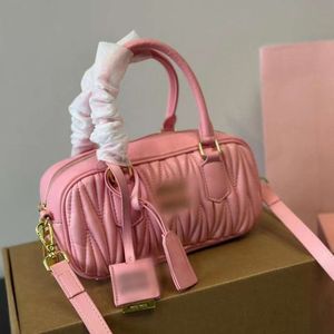 حقيبة Miuu 2024 حقيبة جديدة للسيدات من المتجاعيد والبولينج Bag Bag Bag Bag One Handheld Bag Miumiuu 704