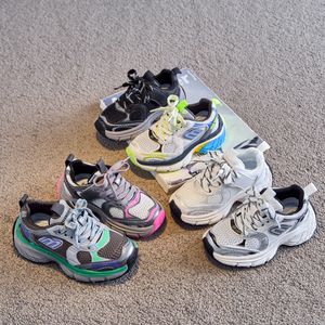 Scarpe casual designer per bambini ragazzi ragazze sneaker piatte traspirabili per esterni kd classici neri bianchi grigio grigio scarpa da scarpe per bambini scarpe da ginnastica 26-37