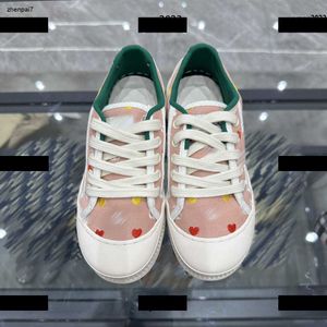 トップデザイナーキッズシューズベビーソリッドカラースニーカーボックスパッケージハート型パターン印刷靴子供用サイズ26-35 #Multiple製品