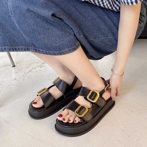 Sandalet Metal Toka Tasarımı Kadın Sandalet 2024 Yaz Kore Moda Günlük Düz Ayakkabılar Basit Versiyon Platformu Sandalsl2405