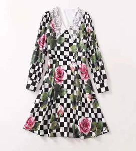 Europeiska och amerikanska kvinnor039 -kläder 2021 Ny stil för vårens långärmad spetsslapa Plaid Rose Print Fashion Dress9452147