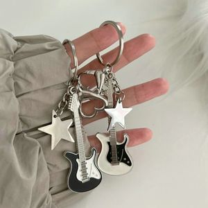 Y2K Guitar Love Heart Star nyckelkedja för män Kvinnor Söt cool trendig modehänge Keychain Rock Punk Vintage Accessories Gift 240506
