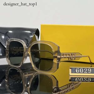 Gli occhiali da sole di top designer di lusso di top di alta qualità occhiali da sole per gamba per donne tendenza polarizzata resistente al sole in vetro versatile versatile occhiali versatili con regalo in scatola 10f3