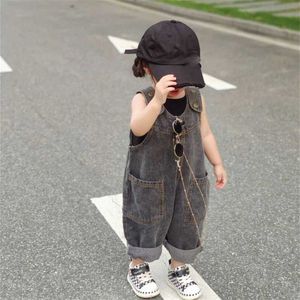 Jumpsuits Spring Boys Girls Denim Pants Lämpliga för barnens höst baby Jumpsuit lös och mångsidig med fickstygn Y240520V7XM