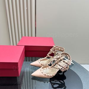 Designer Luxo salto alto sandálias Rivets vestido sapatos de laca de couro preto de couro alto salto alto pontão de couro patenteado mulheres cravejas de tiras de tiras bombas