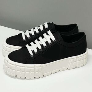 Designer Wheel Cassetta Platform Kvinnor Skor Platta Sneakers Tjock platt snörning Fabric Casual Shoes Women Trainers höjer skor med ruta 26