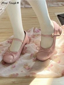 Scarpe vestiti giapponese Kawaii Donne Lolita in stile Design a prua sandali dolci femminile Pure Color Buckle Casual Mary Janes Summer 2024