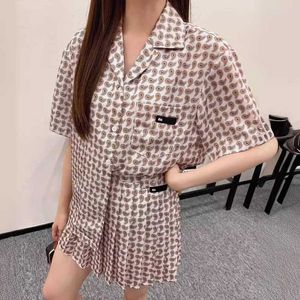 Marca de designer de vestido de duas peças No início da primavera, camisa estampada com camisa de manga curta casual em pareado com cintura baixa plissada 9888