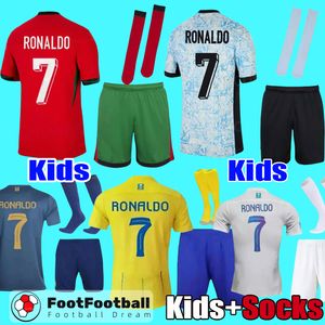 2024 Kids Ronaldo Football Kits Soccer Jerseys 2024 2025 CR7 Barn Barn Baby 24 25 fotbollsskjorta Soccer Kit med shorts Socks Football Set