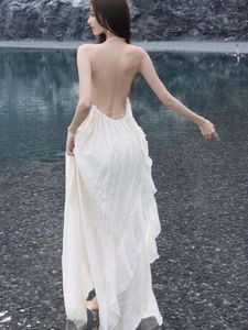 2024 Frauen weiße elegante Party Rückenfreies plissierter Halfter Kleid Sommerferien Unregelmäßige Rüschen Abendkleider Einfachheit
