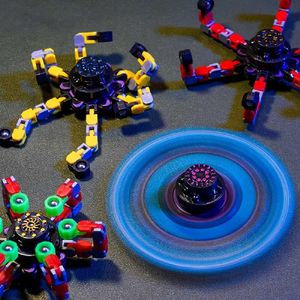 LED Toys fidget spinnare Lysande deformation kan lindra stress och lindra leksaker med lysande gyrokedjorotation S2452011