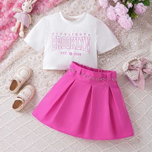 Set di abbigliamento set da due pezzi di estate San Valentino Lettera stampato Short Top e Gonna in vita alta per bambini di scuola media e grande e Y240520CI5Z