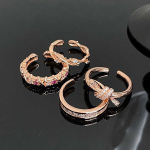 Designermärke Utsökta diamantinlägg med Zircon Open Ring Cross Rose Gold Temperament NICHE Design mångsidig för kvinnor