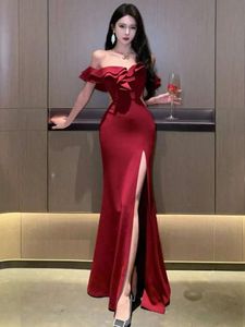 Sexy rückenfreie hoch geteilte Rüschen von Frauen, eingewickeltes Hüftkleid, elegante Off -Schulter -Party -Abendkleider, rot, Sommer, 2024