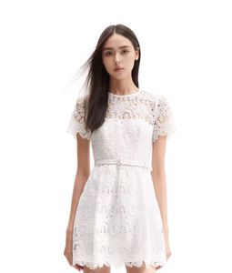 SP 2024 Vår/sommar Ny Pure White Sweet Temperament Kort ärm i midjan lindad kort kjol spetsar krokad blommaklänning för kvinnor