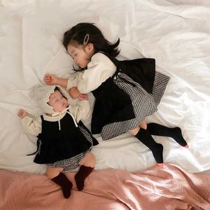 Roupas conjuntos de roupas melario primavera bebê xadrez dungaree terno de traje de mão de uma peça rastejando roupas irmãs terno de menina roupas meninas de meninas y2405206g17