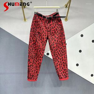 Kvinnors jeans röda leopardtryck för kvinnor 2024 vår och sommar mångsidig hög midja bantning tappade harem denim byxor trendiga