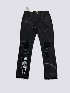Men jeans v Luxurys designers Jeans Summer tryckt jeans vandring byxor rippade hiphop high street broderi quiltning rippad trend märke vintage byxa