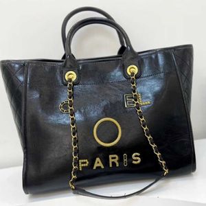 Frauen klassische Luxus -Handtaschen Abendbeutel Designer Metall Buchstabe Abzeichen Einkaufstasche Kleine Mini Body Leder Strand Handtasche Große FEMA 2686