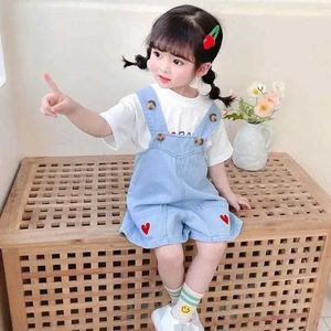 Jumpsuits 2-9y barns täckning sommar baby kvinnor denim jumpsuit nickelbyxor broderade avslappnade tunna barnkläder hw34 y2405207goa