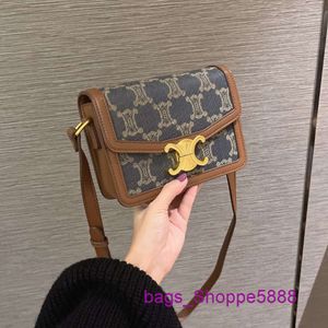 Fabrika Tasarım Çantaları% 80 İndirim Yüksek Uç İlkbahar/Yaz Zafer Kemeri Tofu Küçük Kare Çanta 2024 Yeni Kadınlar Tek Omuz Crossbody Light Lüks Moda 2upn