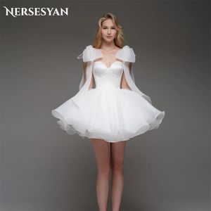 Nersesyan Elegante abito da sposa in chiffon Mini A-Line Abito da sposa con pala robusta.
