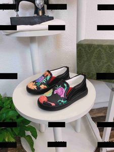 Topp barn casual sko barn sneakers baby våren ny ankomst gummi färgglad blomma tryck box skydd leverans barnstorlek 23-35