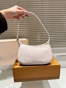 New Fashion Underarm Bag Made of Top Quality Cowhide Material Classic Designer Bag Milk Flavor Casual Handbag Original Design Metal Buckle Shoulder Bag