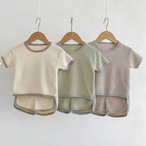 Kleidungssets koreanischer Stil Neugeborene Jungen und Mädchen Kleidungsstück Set kurzärmelig massives Baumwoll-T-Shirt+Kurzarm Kinderkleidungsset J240518