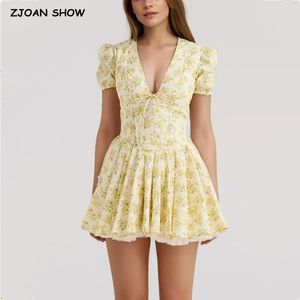 Sexy gelbe Blumendruck Deep V Kragen Korsettstil Mini Kleid Kurzes Puffarm Frauen niedrige Taille Ruched Falten Saum Robe 240513