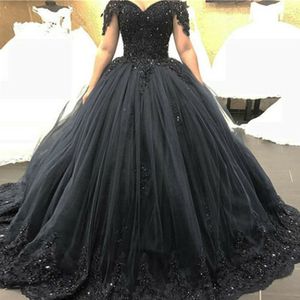 Gotycka czarna quinceanera sukienki z ramion koronkową koralikową koralową suknię piłkarską księżniczkę