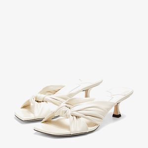 Mody kobiety sandały seniorowe 50 mm pompki Włochy piękne białe skórzane napa skórzane muels Peep Toes Designer Letni Luksusowy bankietowy sandałowy pudełko EU 35-43