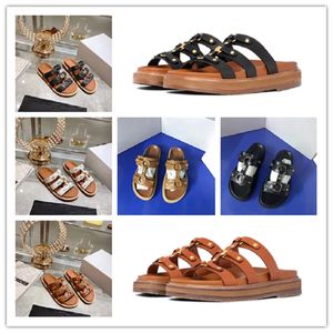 Män kvinnor gladiator sandaler designer tofflor platt glider lyx sommarbrev mule svart vit brun läder kvinna utomhus strand flip flops scuffs lady skjutreglage