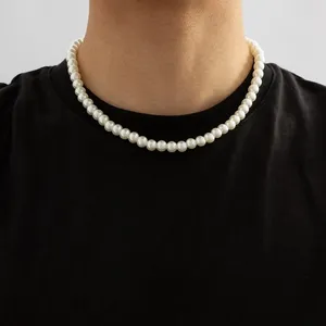 チョーカー首のアクセサリー上の男性用のトレンディな白いチェーンのためのシンプルな模倣 - ピアルビーズの短いネックレス2024ファッションジュエリー