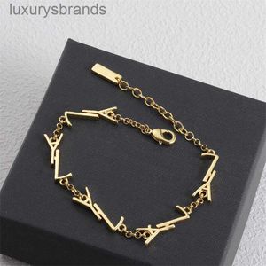 Designer armband kvinnor gyllene bokstäver charm unisex trendiga guld sier armband smycken för bröllopsfestgåvor