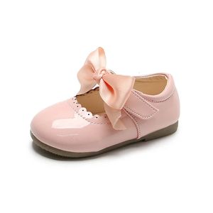 Princess Girls Shoes Toddlers Spädbarn läderskor barnlägenheter med band bow-knot pu patent läder barn mary janes mjuk 240518