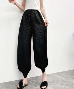 Frauenhose Capris Miyake Falten bitte Harem Winter loser elastischer Taille Solid Knöchellänge England Stil PS Größe Frauen modische Größe 7589818