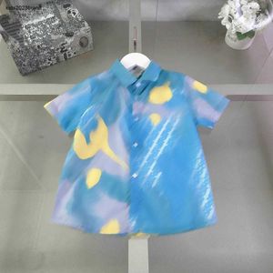 新しいベイビーシャツの夏の子供デザイナー服サイズ100-150 cmグラデーションブルーデザインチャイルドカーディガン半袖女の子の男の子のブラウス24メイ