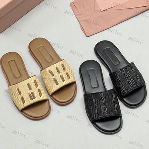 10a toppkvalitet kvinnor miui sandaler designer glider strand tofflare sommar mius platt häl loafer svart flip flop läder mule vävd halm sandal rotting tofflare