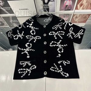 Kvinnors stickor Tees Designer Brand 24 Summer New Round Neck Ice Silk Button Bow Tuan Kort ärmstickad Cardigan med Explosive Running Volume JD2J