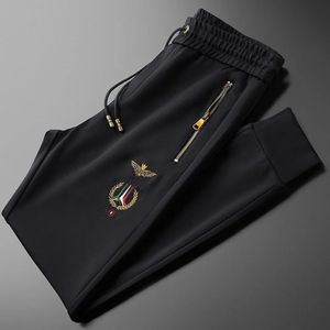 Spring Mens Fashion Black Pants Haftowane swobodne spodnie dresowe koronkowe męskie spodnie Metalowe kieszenie na zamek błyskawiczne joggery streetwearne 240508