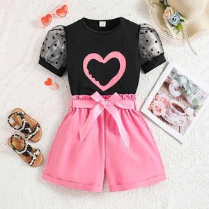 Set di abbigliamento ragazze che indossano graffiti a maniche soffice a maniche soffice e pantaloncini rosa cortometri rosa per bambini alla moda 2pcs 812 anni set di pelle per bambini y24052lrdt