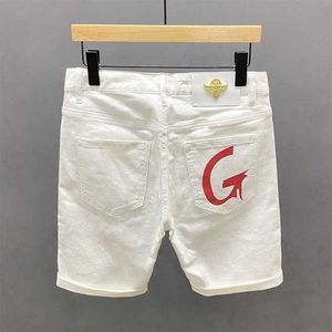 Men's Shorts Nowy letni mody Koreańska luksusowy projektant Kowboj White Red dżinsy dla mężczyzn Trendy Slim Fit Casual Pants Chłopak dżinsy krótkie Q240520
