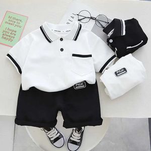 Kleidungssets Sommer New Childrens Kleidung Jungen Einfacher Polo Kurzarm Set Jungen Baby Shorts Casual Zwei -Stück -Set J240518