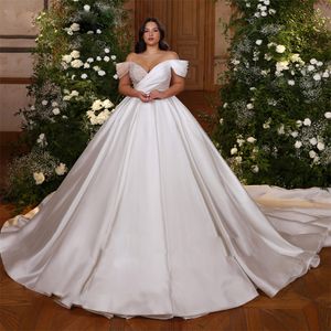Plus storlek en linje bröllopsklänningar från axeln veckad prinsessa brudklänning pärlstav paljett puffy kjol robe de mariage