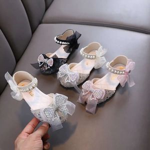 Småbarnflickor 2024 Summer Kids Princess Party Wedding Shoes Fashion paljetter Bowknot Children Dance Ballet Flat Sandals