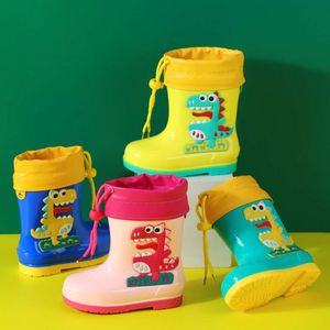 Barns regnbotar Tecknad dinosaurie PVC Rain Boots Toddler Vattentäta lätta barn Vattenskor för fyra säsong L2405