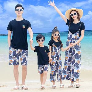 Familjesats kläder Summer Mor och dotter strandklänningar pappa son matchar t-shirt och shorts semesterpar kläder 240520