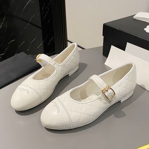 Kvinnor Mary Jane Shoe Ladies Dress Shoe Designer Sheepskin Justerbar ankel Buckle Strap Ballet Shoe Matelasse quiltade Texture Loafers Silver utomhus fritidssko