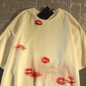 Pure Cotton Retro Lip Print broderad kortärmad t-shirts för män och kvinnor förlorar europeiska och amerikanska trendiga par toppar 240520